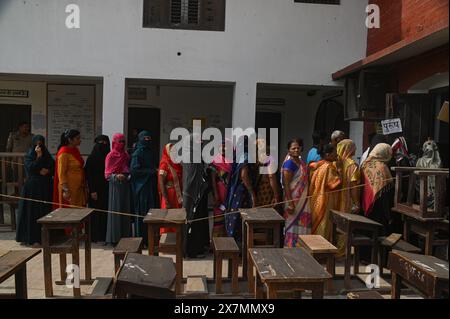 Ayodhya, Uttar Pradesh, Inde. 20 mai 2024. Les gens attendent dans une file d'attente pour voter dans un bureau de vote pendant la cinquième phase des élections générales indiennes dans le district d'Ayodhya, Uttar Pradesh, Inde, le 20 mai 2024. (Crédit image : © Kabir Jhangiani/ZUMA Press Wire) USAGE ÉDITORIAL SEULEMENT! Non destiné à UN USAGE commercial ! Banque D'Images