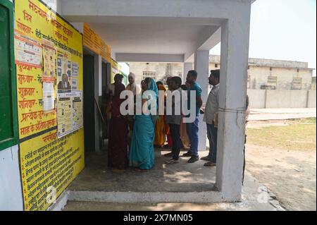 Ayodhya, Uttar Pradesh, Inde. 20 mai 2024. Les gens attendent dans une file d'attente pour voter dans un bureau de vote pendant la cinquième phase des élections générales indiennes dans le district d'Ayodhya, Uttar Pradesh, Inde, le 20 mai 2024. (Crédit image : © Kabir Jhangiani/ZUMA Press Wire) USAGE ÉDITORIAL SEULEMENT! Non destiné à UN USAGE commercial ! Banque D'Images