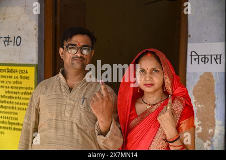 Ayodhya, Uttar Pradesh, Inde. 20 mai 2024. Un couple montre ses doigts encrés après avoir voté dans un bureau de vote lors de la cinquième phase des élections générales indiennes dans le district d'Ayodhya, Uttar Pradesh, Inde, le 20 mai 2024. (Crédit image : © Kabir Jhangiani/ZUMA Press Wire) USAGE ÉDITORIAL SEULEMENT! Non destiné à UN USAGE commercial ! Banque D'Images