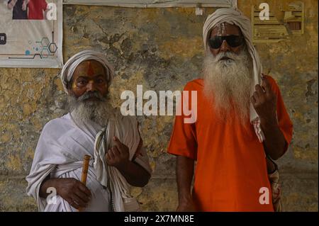 Ayodhya, Uttar Pradesh, Inde. 20 mai 2024. Des hommes sacrés hindous montrent leurs doigts encrés après avoir voté dans un bureau de vote lors de la cinquième phase des élections générales indiennes dans le district d'Ayodhya, Uttar Pradesh, Inde, le 20 mai 2024. (Crédit image : © Kabir Jhangiani/ZUMA Press Wire) USAGE ÉDITORIAL SEULEMENT! Non destiné à UN USAGE commercial ! Banque D'Images