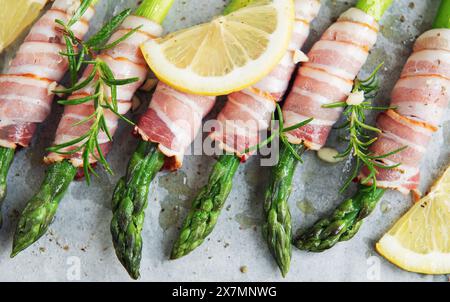 Asperges avec jambon avant cuisson dans une poêle Banque D'Images