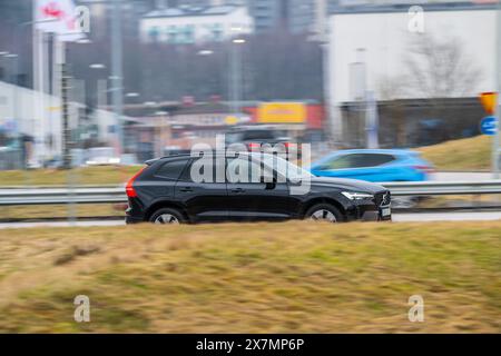 Gothenburg, Suède - 01 mars 2024 : Volvo noire sur une autoroute Banque D'Images