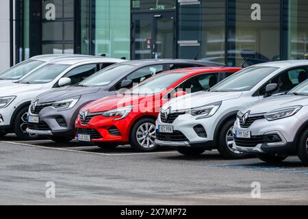 Gothenburg, Suède - 01 mars 2024 : rangée de voitures Renault grises et rouges à vendre Banque D'Images