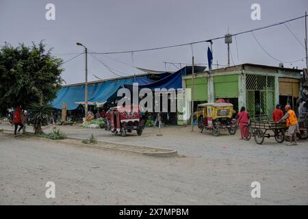 Chimbote, Pérou - 18 avril 2024 : vue sur le marché public Mercado dos de Mayo (marché du 2 mai) avec motos taxis au premier plan Banque D'Images