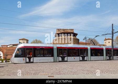 Florence, Italie - 01 avril 2019 : tramway de la ligne T1 passant devant la Fortezza da Basso. Banque D'Images