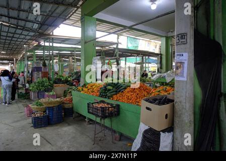 Chimbote, Pérou - 18 avril 2024 : divers légumes à vendre sur le marché public Mercado dos de Mayo (marché du 2 mai) Banque D'Images