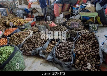 Chimbote, Pérou - 18 avril 2024 : différents types de pommes de terre à vendre sur le marché public Mercado dos de Mayo (marché du 2 mai) Banque D'Images