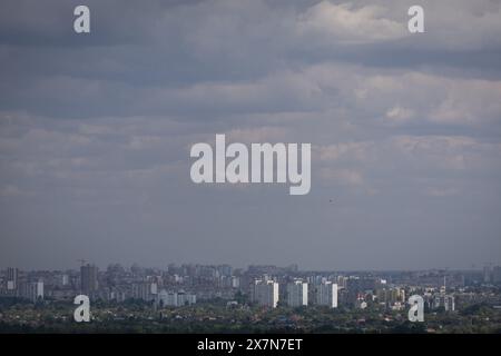 Kiev, Ukraine. 16 mai 2024. Vue générale de la rivière Dnipro et de la rive gauche de Kiev. (Photo de Oleksii Chumachenko/SOPA images/SIPA USA) crédit : SIPA USA/Alamy Live News Banque D'Images