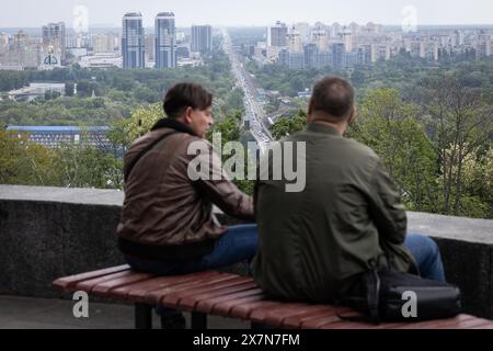 Kiev, Ukraine. 16 mai 2024. Les gens passent du temps au parc Vechnoi Slavy dans le centre de Kiev. (Photo de Oleksii Chumachenko/SOPA images/SIPA USA) crédit : SIPA USA/Alamy Live News Banque D'Images