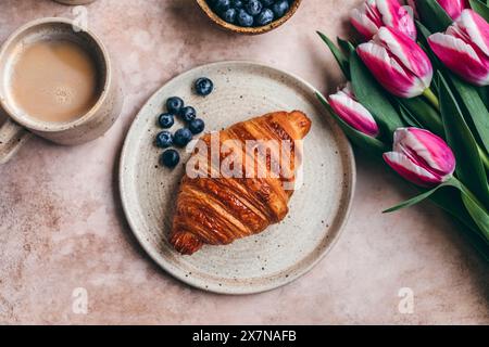 Croissant et bleuets sur une plaque en céramique Banque D'Images