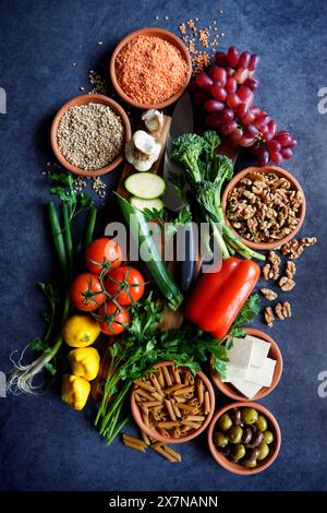 Ingrédients crus de régime alimentaire entier à base de plantes, y compris les fruits, les légumes, les céréales, les légumineuses, le tofu et les noix. Banque D'Images