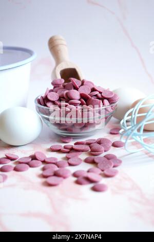 Chocolat rubis fabriqué à partir de variétés de fèves de cacao botaniques sélectionnées. Concept de cuisson avec boutons callet. Banque D'Images