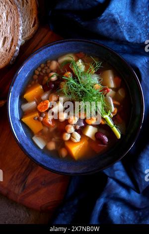 Soupe minestrone de style sarde de longévité servie avec pain au levain. Gros plan de haut en bas. Banque D'Images