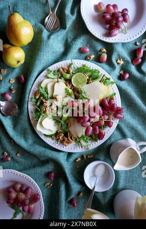 Salade de style Waldorf avec poires, noix, céleri, raisins et petites feuilles de roquette. Banque D'Images