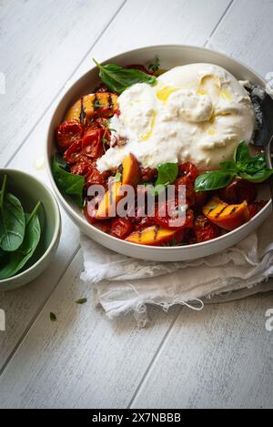 salade de pêches grillées et tomates avec burrata Banque D'Images