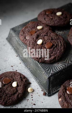 biscuit double pépites de chocolat sur un plateau en argent Banque D'Images