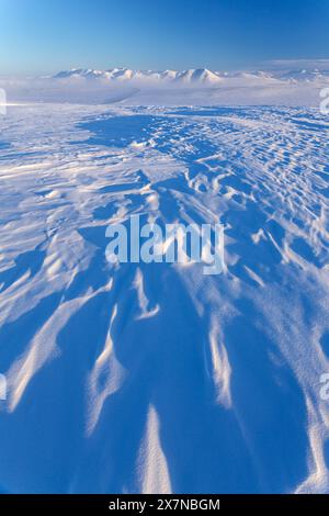 La neige dérive devant les montagnes, hiver, Arctique, Dalton Highway, Brooks Range, North Slope, Alaska, États-Unis Banque D'Images