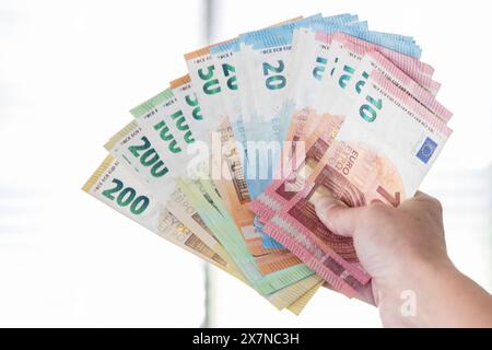 Bamberg, Deutschland 20. Mai 2024 : Themenbilder - Symbolbilder - Geld - 2024 Eine person hält mehrere tausend Euro in Bargeld in der Hand. Die Geldscheine haben die Währung Euro und sind von unterschiedlichem Geldwert, darunter 5 â, 10 â, 50â, 100â und 200â. Bayern *** Bamberg, Allemagne 20 mai 2024 images thèmes images symboles argent 2024 Une personne tient plusieurs milliers d'euros en espèces dans sa main les billets sont en euros et sont de différentes coupures, y compris â5, â10, â50, â100 et â200 Bavière Copyright : xFotostandx/XK.xSchmittx Banque D'Images