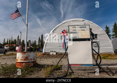 Ancienne et simple station-service dans la nature sauvage, pompe, Denali Highway, Alaska, USA Banque D'Images