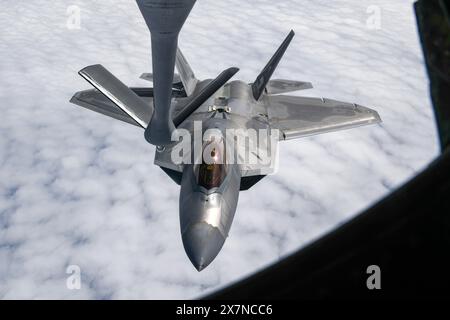 Un F-22A Raptor de l'US Air Force affecté au 27th Fighter Squadron se prépare à recevoir du carburant d'un 909th Air ravitaillement Squadron KC-135 Stratotanker d Banque D'Images