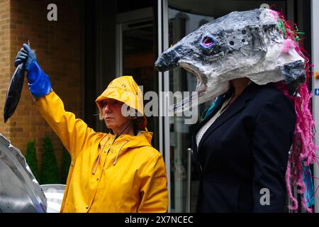 Les militants de Ocean Rebellion prennent part à une manifestation devant l'hôtel Hilton, dans le centre de Londres, où se déroule le Blue Food innovation Summit. Date de la photo : mardi 21 mai 2024. Banque D'Images