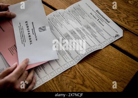 Bischberg Landkreis Bamberg, Allemagne 20. Mai 2024 : Themenbilder - Symbolbilder - Wahl - 2024 Eine person Hat die aktuellen Wahlunterlagen zur Europawahl 2024 als Briefwahlunterlagen zur hand. Die Wahl findet AM 9. Juni 2024 statt. Bayern *** Bischberg district de Bamberg, Allemagne 20 mai 2024 images thématiques images symboles élection 2024 Une personne a en main les documents électoraux actuels pour l'élection européenne de 2024 comme documents de vote postaux L'élection aura lieu le 9 juin 2024 Bavière Copyright : xFotostandx/XK.xSchmittx Banque D'Images