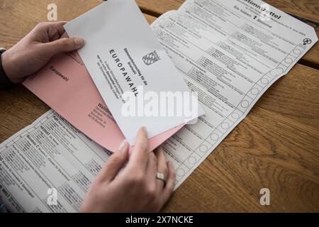 Bischberg Landkreis Bamberg, Allemagne 20. Mai 2024 : Themenbilder - Symbolbilder - Wahl - 2024 Eine person Hat die aktuellen Wahlunterlagen zur Europawahl 2024 als Briefwahlunterlagen zur hand. Die Wahl findet AM 9. Juni 2024 statt. Bayern *** Bischberg district de Bamberg, Allemagne 20 mai 2024 images thématiques images symboles élection 2024 Une personne a en main les documents électoraux actuels pour l'élection européenne de 2024 comme documents de vote postaux L'élection aura lieu le 9 juin 2024 Bavière Copyright : xFotostandx/XK.xSchmittx Banque D'Images