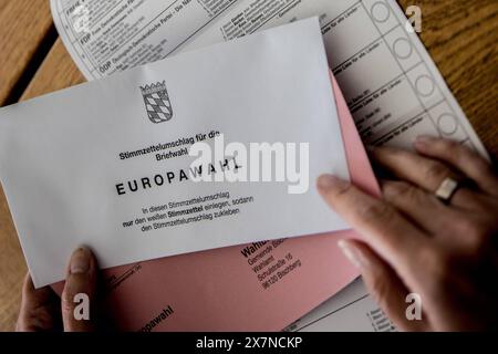 Bischberg Landkreis Bamberg, Allemagne 20. Mai 2024 : Themenbilder - Symbolbilder - Wahl - 2024 Eine person Hat die aktuellen Wahlunterlagen zur Europawahl 2024 als Briefwahlunterlagen zur hand. Die Wahl findet AM 9. Juni 2024 statt. Bayern *** Bischberg district de Bamberg, Allemagne 20 mai 2024 images thématiques images symboles élection 2024 Une personne a en main les documents électoraux actuels pour l'élection européenne de 2024 comme documents de vote postaux L'élection aura lieu le 9 juin 2024 Bavière Copyright : xFotostandx/XK.xSchmittx Banque D'Images