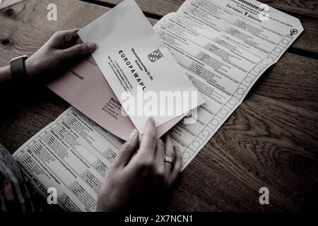 Bischberg Landkreis Bamberg, Allemagne 20. Mai 2024 : Themenbilder - Symbolbilder - Wahl - 2024 Eine person Hat die aktuellen Wahlunterlagen zur Europawahl 2024 als Briefwahlunterlagen zur hand. Die Wahl findet AM 9. Juni 2024 statt. Bayern *** Bischberg district de Bamberg, Allemagne 20 mai 2024 images thématiques images symboles élection 2024 Une personne a en main les documents électoraux actuels pour l'élection européenne de 2024 comme documents de vote postaux L'élection aura lieu le 9 juin 2024 Bavière Copyright : xFotostandx/XK.xSchmittx Banque D'Images