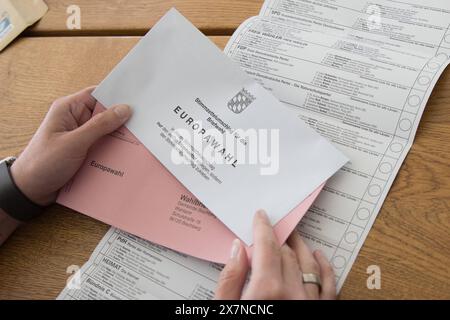 Bischberg Landkreis Bamberg, Allemagne 20. Mai 2024 : Themenbilder - Symbolbilder - Wahl - 2024 Eine person Hat die aktuellen Wahlunterlagen zur Europawahl 2024 als Briefwahlunterlagen zur hand. Die Wahl findet AM 9. Juni 2024 statt. Bayern *** Bischberg district de Bamberg, Allemagne 20 mai 2024 images thématiques images symboles élection 2024 Une personne a en main les documents électoraux actuels pour l'élection européenne de 2024 comme documents de vote postaux L'élection aura lieu le 9 juin 2024 Bavière Copyright : xFotostandx/XK.xSchmittx Banque D'Images