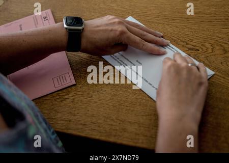 Bischberg Landkreis Bamberg, Allemagne 20. Mai 2024 : Themenbilder - Symbolbilder - Wahl - 2024 Eine person Hat die aktuellen Wahlunterlagen zur Europawahl 2024 als Briefwahlunterlagen zur hand. Die Wahl findet AM 9. Juni 2024 statt. Bayern *** Bischberg district de Bamberg, Allemagne 20 mai 2024 images thématiques images symboles élection 2024 Une personne a en main les documents électoraux actuels pour l'élection européenne de 2024 comme documents de vote postaux L'élection aura lieu le 9 juin 2024 Bavière Copyright : xFotostandx/XK.xSchmittx Banque D'Images