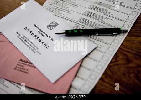 Bischberg Landkreis Bamberg, Allemagne 20. Mai 2024 : Themenbilder - Symbolbilder - Wahl - 2024 Eine person Hat die aktuellen Wahlunterlagen zur Europawahl 2024 als Briefwahlunterlagen zur hand. Die Wahl findet AM 9. Juni 2024 statt. Bayern *** Bischberg district de Bamberg, Allemagne 20 mai 2024 images thématiques images symboles élection 2024 Une personne a en main les documents électoraux actuels pour l'élection européenne de 2024 comme documents de vote postaux L'élection aura lieu le 9 juin 2024 Bavière Copyright : xFotostandx/XK.xSchmittx Banque D'Images