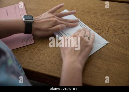 Bischberg Landkreis Bamberg, Allemagne 20. Mai 2024 : Themenbilder - Symbolbilder - Wahl - 2024 Eine person Hat die aktuellen Wahlunterlagen zur Europawahl 2024 als Briefwahlunterlagen zur hand. Die Wahl findet AM 9. Juni 2024 statt. Bayern *** Bischberg district de Bamberg, Allemagne 20 mai 2024 images thématiques images symboles élection 2024 Une personne a en main les documents électoraux actuels pour l'élection européenne de 2024 comme documents de vote postaux L'élection aura lieu le 9 juin 2024 Bavière Copyright : xFotostandx/XK.xSchmittx Banque D'Images