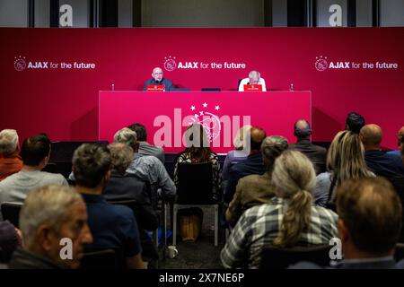 AMSTERDAM - Michael van Praag et Leo van Wijk lors d'une réunion avec les actionnaires d'Ajax à propos du directeur général démissionnaire Alex Kroes et de l'enquête de KPMG sur un conflit d'intérêts de l'ancien directeur technique Sven Mislintat. Kroes a repris son travail chez Ajax en tant que directeur technique, Mislintat a pris un poste technique au Borussia Dortmund. ANP RAMON VAN FLYMEN Banque D'Images