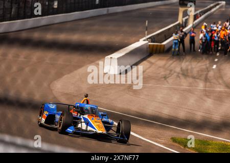 Indianapolis, États-Unis. 19 mai 2024. Kyle Larson conduit lors du Fast 12 lors des qualifications pour l'Indy 500 2024 à Indianapolis Motor Speedway. (Photo de Jeremy Hogan/SOPA images/Sipa USA) crédit : Sipa USA/Alamy Live News Banque D'Images