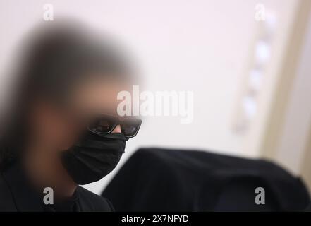 Memmingen, Allemagne. 21 mai 2024. Une femme de 34 ans est assise sur le banc des accusés du tribunal régional. Une femme de 34 ans doit être jugée pour meurtre au tribunal de district de Memmingen à partir de mardi (8 h 9,00) pour avoir tué son mari dans un incendie par cupidité. Selon l’acte d’accusation, l’homme de 38 ans est mort en mai de l’année dernière des suites d’une inhalation de fumée dans l’appartement que le couple partageait à Memmingen. Crédit : Karl-Josef Hildenbrand/dpa - ATTENTION : personne(s) a/ont été pixelisée(s) pour des raisons légales/dpa/Alamy Live News Banque D'Images