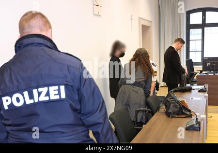 Memmingen, Allemagne. 21 mai 2024. Une femme de 34 ans (M) se tient dans une salle d'audience du tribunal régional. Une femme de 34 ans doit être jugée pour meurtre au tribunal de district de Memmingen à partir de mardi (8 h 9,00) pour avoir tué son mari dans un incendie par cupidité. Selon l’acte d’accusation, l’homme de 38 ans est mort en mai de l’année dernière des suites d’une inhalation de fumée dans l’appartement que le couple partageait à Memmingen. Crédit : Karl-Josef Hildenbrand/dpa - ATTENTION : personne(s) a/ont été pixelisée(s) pour des raisons légales/dpa/Alamy Live News Banque D'Images