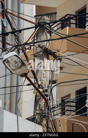 Fils électriques et panneau électrique à Beyrouth, Liban Banque D'Images