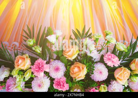 La composition de fleurs de fête sur le fond jaune. Vue aérienne Banque D'Images