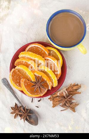 Cacao à la cannelle, délicieux dessert, gelée bonbons tranches d'orange Banque D'Images