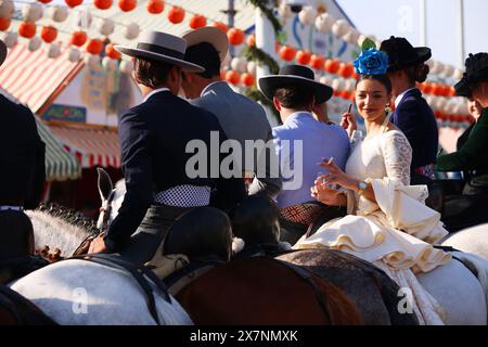 Flamenco, Foire d'Abril, Foire d'avril, cheval, Séville, Reiter, Reiterin, beauté à cheval, Andalousie, Espagnol, beauté, Feria de Abril à Séville Banque D'Images