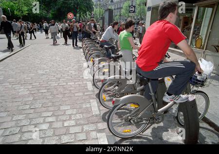 France, Paris, quartier Latin, les gens utilisent le système de transport Velib Bike transit de vélos de location à Paris Banque D'Images