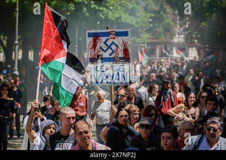 Pampelune, Espagne. 18 mai 2024. Des foules de manifestants se rassemblent pendant la manifestation. Des milliers de personnes ont participé à une manifestation dans les rues de Pampelune appelant à une Palestine libre. (Photo par Elsa A Bravo/SOPA images/SIPA USA) crédit : SIPA USA/Alamy Live News Banque D'Images