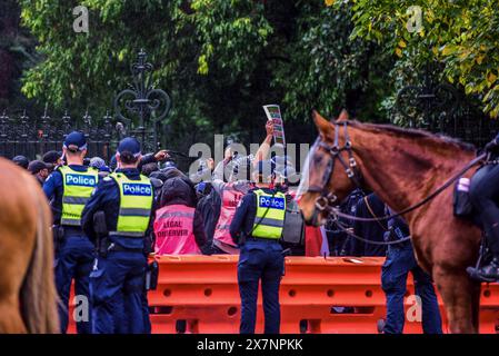 Les manifestants pro-palestiniens tentent de franchir la ligne de police pour pénétrer dans les jardins du Parlement et vers le Parlement alors que des policiers sont vus tenir une ligne tout en surveillant les partisans pro-palestiniens séparés du rassemblement pro-juif. Six personnes ont été arrêtées à la suite d'échanges houleux entre manifestants pro-palestiniens et pro-israéliens dans le quartier des affaires de Melbourne. Une foule combinée de 7000 personnes a assisté au rassemblement séparé du dimanche de la Nakba, et un rassemblement Never Again Is Now organisé par le groupe chrétien sioniste International Christian Embassy Jérusalem. Il est entendu que certains manifestants du rassemblement du dimanche de la Nakba, qui supplient Banque D'Images