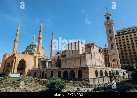 Beyrouth, Liban — 24.04.2023 : Cathédrale maronite Saint-Georges près de la mosquée Mohammad Al-Amin, située dans le centre-ville de Beyrouth. Banque D'Images