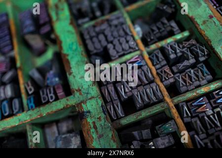 Les typographies métalliques mobiles sont stockées dans un coffret à typographie dans une imprimerie antique à Cali, en Colombie. Banque D'Images