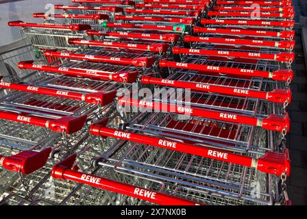 Rewe, Ableitung von Revisionsverband der Westkauf-Genossenschaften. Die REWE Markt GmbH mit Sitz in Köln ist mit rund 3600 Läden der zweitgrösste Lebensmitteleinzelhändler in Deutschland nach Edeka. Rewe ist die Stammmarke der Rewe Group. Foto : REWE Supermarkt, Einkaufswagen *** Rewe, dérivé de Revisionsverband der Westkauf Genossenschaften REWE Markt GmbH, basée à Cologne, est le deuxième plus grand détaillant alimentaire en Allemagne après Edeka avec environ 3600 magasins Rewe est la marque mère du supermarché Rewe Group photo Rewe, panier Banque D'Images