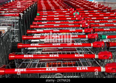Rewe, Ableitung von Revisionsverband der Westkauf-Genossenschaften. Die REWE Markt GmbH mit Sitz in Köln ist mit rund 3600 Läden der zweitgrösste Lebensmitteleinzelhändler in Deutschland nach Edeka. Rewe ist die Stammmarke der Rewe Group. Foto : REWE Supermarkt, Einkaufswagen *** Rewe, dérivé de Revisionsverband der Westkauf Genossenschaften REWE Markt GmbH, basée à Cologne, est le deuxième plus grand détaillant alimentaire en Allemagne après Edeka avec environ 3600 magasins Rewe est la marque mère du supermarché Rewe Group photo Rewe, panier Banque D'Images