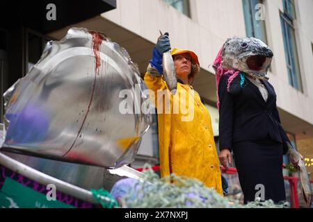 Les militants de Ocean Rebellion prennent part à une manifestation devant l'hôtel Hilton, dans le centre de Londres, où se déroule le Blue Food innovation Summit. Date de la photo : mardi 21 mai 2024. Banque D'Images