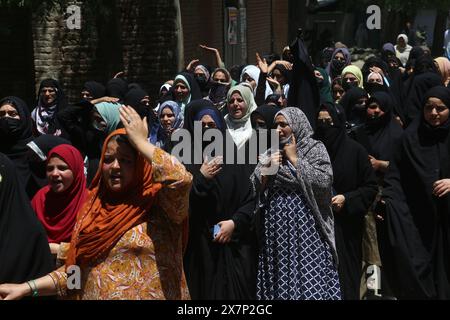 Srinagar, Jammu-et-Cachemire, Inde. 21 mai 2024. Des musulmans chiites du Cachemire tiennent des photos du président iranien Ebrahim Raisi et d'autres dirigeants crient des slogans lors d'une cérémonie de deuil à Srinagar, en Inde, au Cachemire, le lundi 21 mai, 2024. Raisi et plusieurs autres responsables ont été retrouvés morts lundi, quelques heures après que leur hélicoptère s'est écrasé dans une région montagneuse et brumeuse du nord-ouest de l'Iran, ont rapporté les médias d'État. (Crédit image : © Sajad Hameed/ZUMA Press Wire) USAGE ÉDITORIAL SEULEMENT! Non destiné à UN USAGE commercial ! Banque D'Images